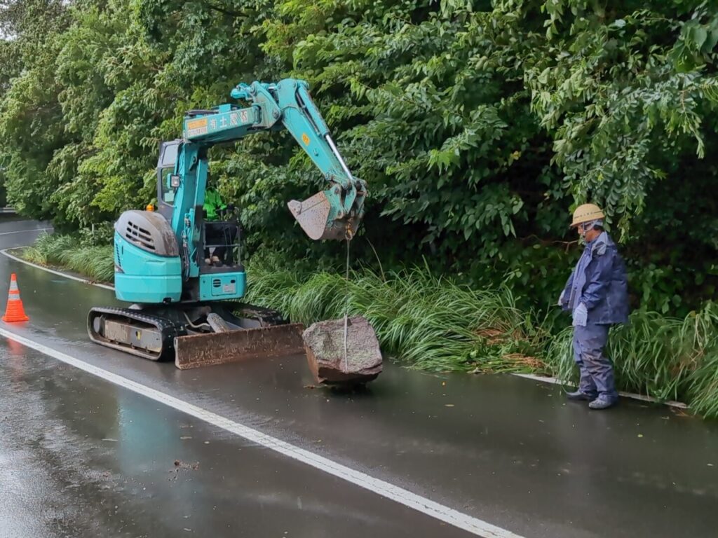 雨の後は意外とこういった事例がおおいものです。通行に支障のあるものは優先して作業に入ります